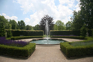 A centred image of the Italian Garden, featuring a dramatic fountain in the middle of a circular hedge.